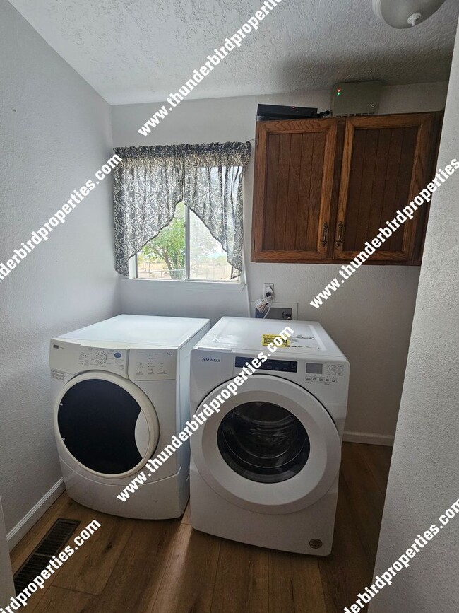 Building Photo - Great 3 bedroom with an office