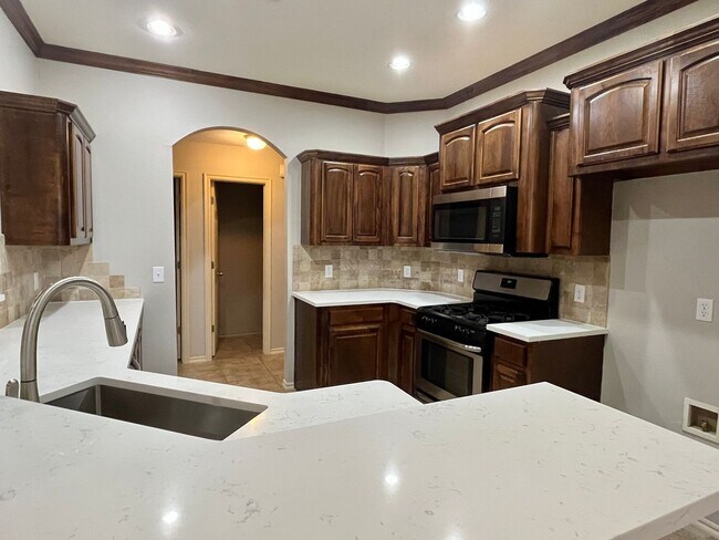 Building Photo - Gorgeous 4 Bed 2 Bath In Edmond