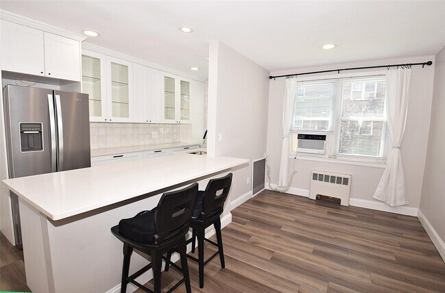 Building Photo - 275 Maple Ave
