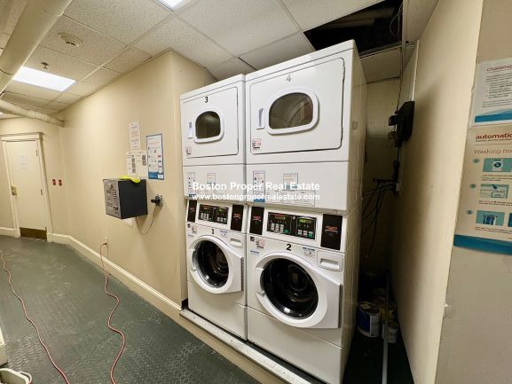 Building Photo - 61 Park Dr