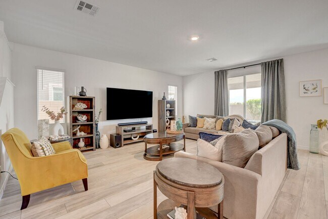 Building Photo - Modern Comfort Meets Stunning Mountain Views