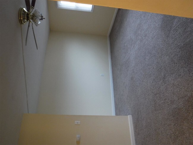 Building Photo - 935 E Colonial Manor Dr