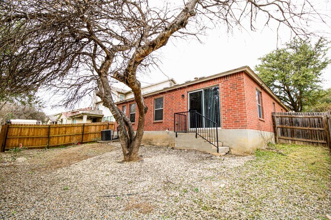 Building Photo - 511 Mathis Mdw