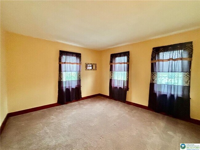 Building Photo - 206 Main St