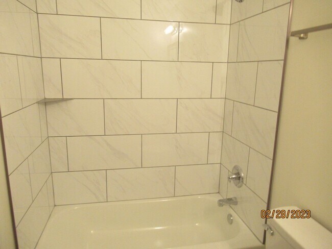 Building Photo - Newly Renovated- 2 bedroom, 2 bathroom apartment-Willow Run Apartments