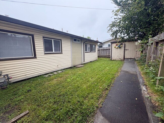 Building Photo - 3 Bed 1 Bath House Eureka