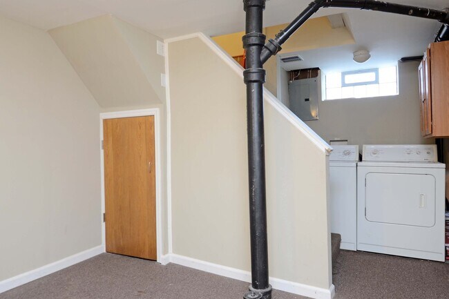 Building Photo - Gorgeous 3 Bed, 2 Bath Kingfield Home Available 9/10!