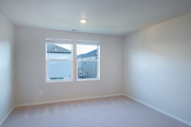 Building Photo - Beautiful newer construction 4 bed, 2.5 ba...
