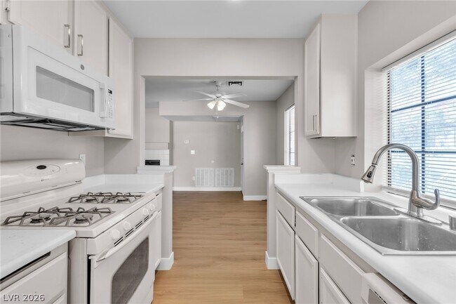 Building Photo - 4823 S Torrey Pines Dr