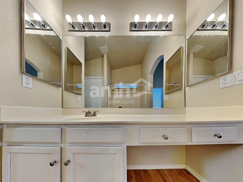 Building Photo - 15585 N Gil Balcome