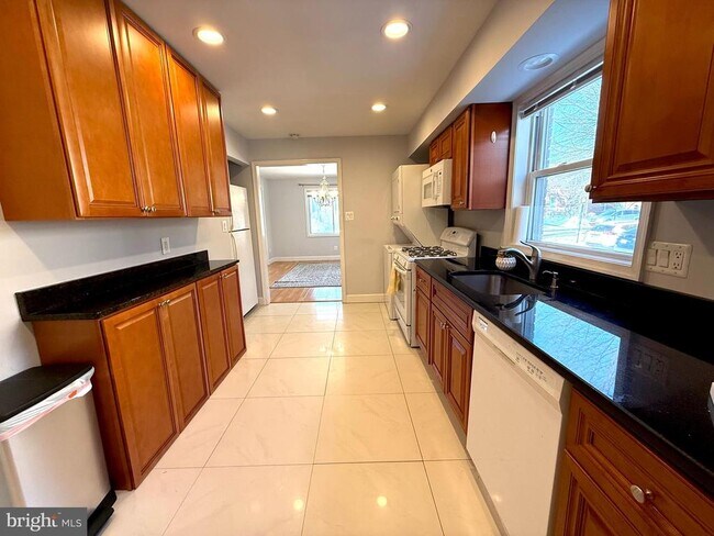 Building Photo - 701 N Vermont St