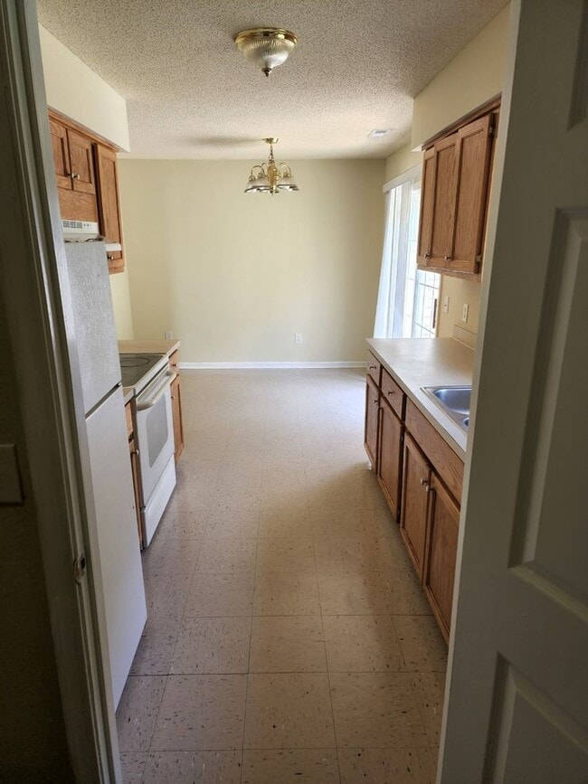 Building Photo - Beautiful Home with a Great Location In Town