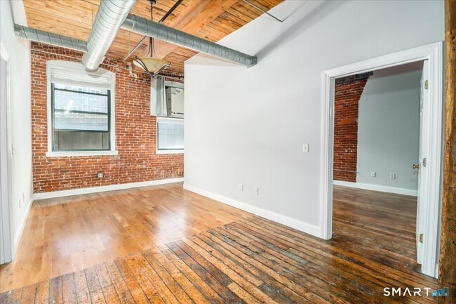 Building Photo - 145 Canal St E