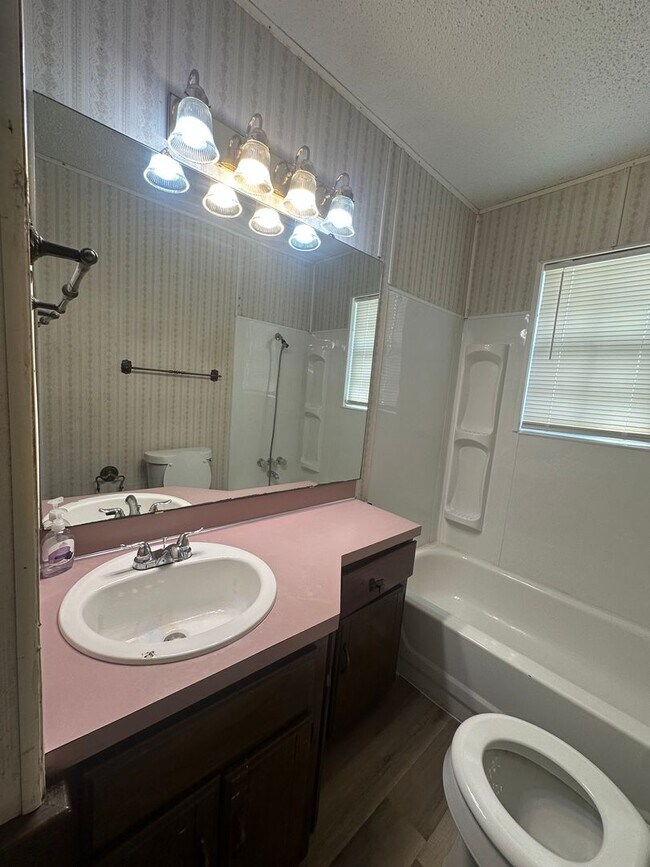 Building Photo - 3 bed, 1 bath, 1 car garage