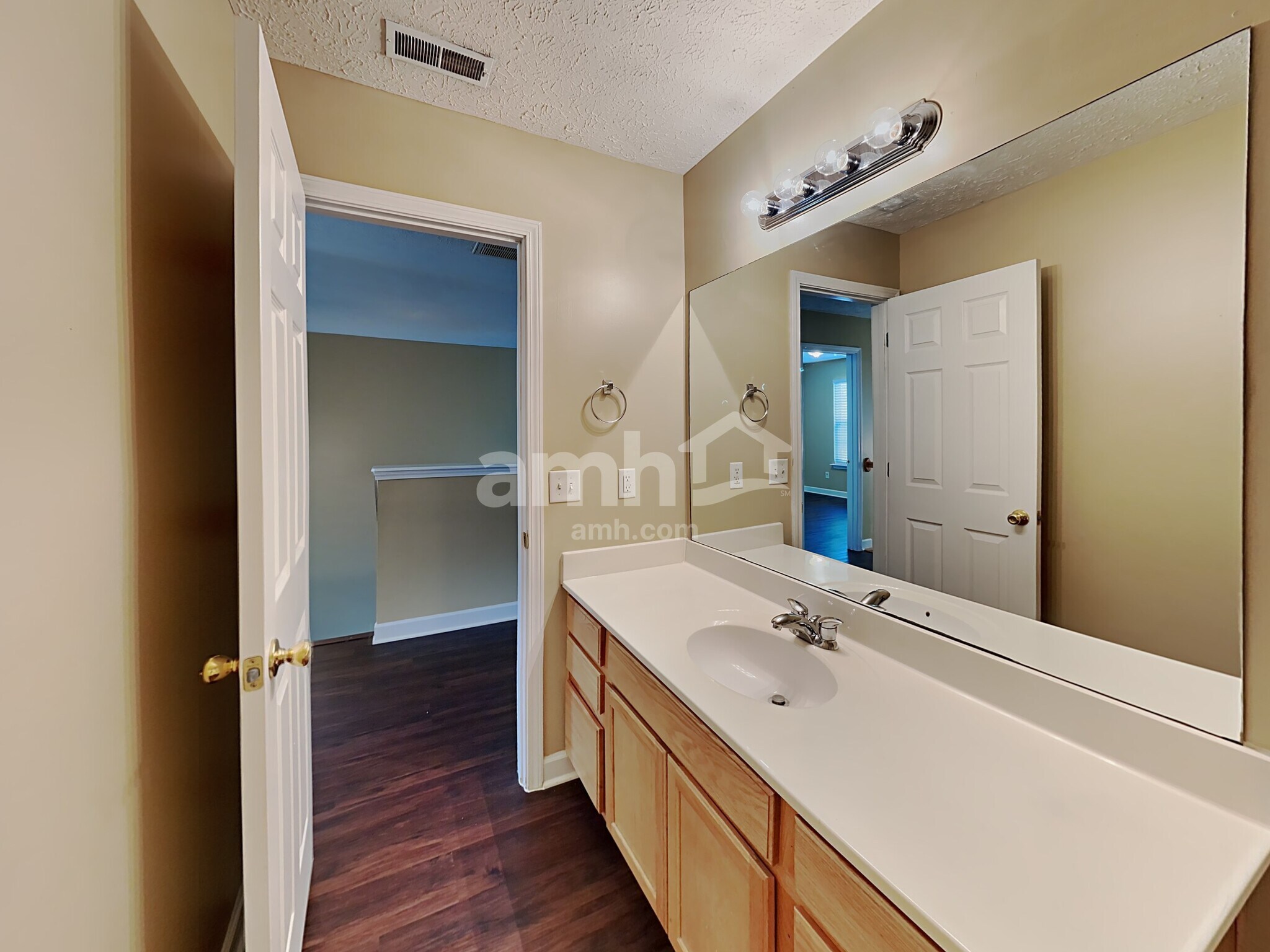 Building Photo - 8028 Meadowview Ln