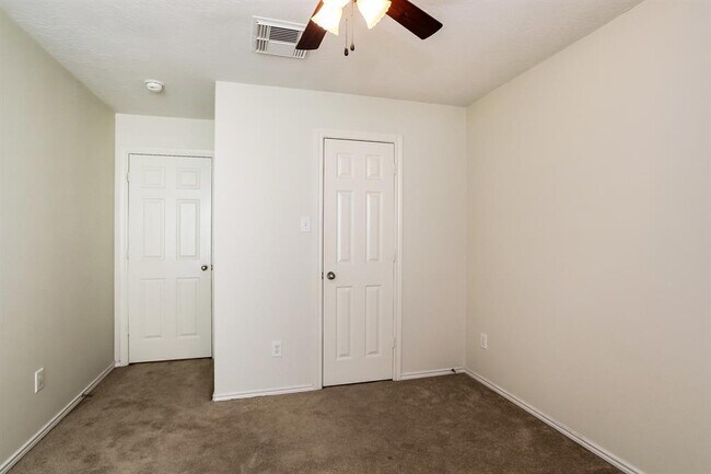 Building Photo - 8707 Farm Ridge Ln