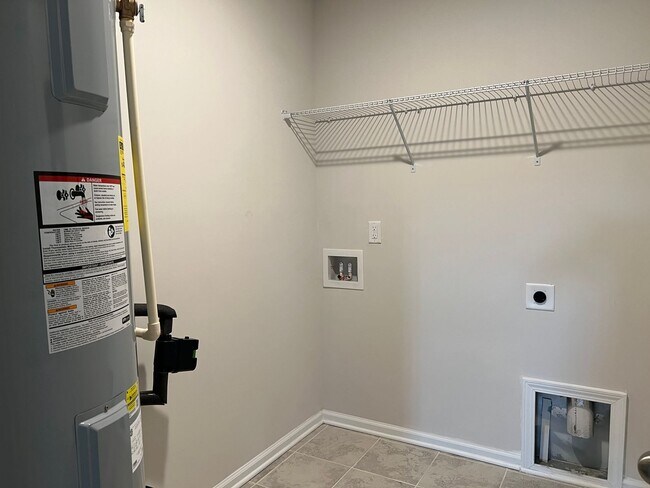 Building Photo - 4/2.5 Townhome Available Now!