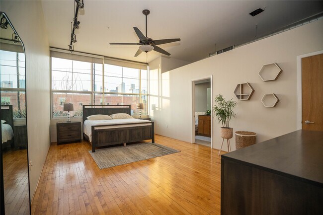 Building Photo - 1312 Live Oak St