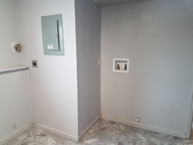 Building Photo - House For Lease