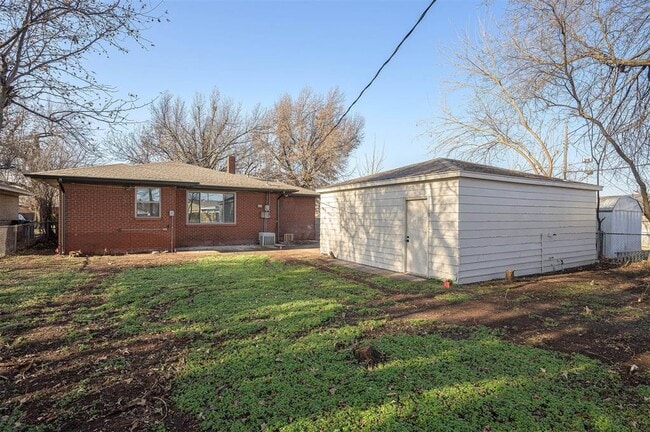 Building Photo - 2312 N Warren Ave