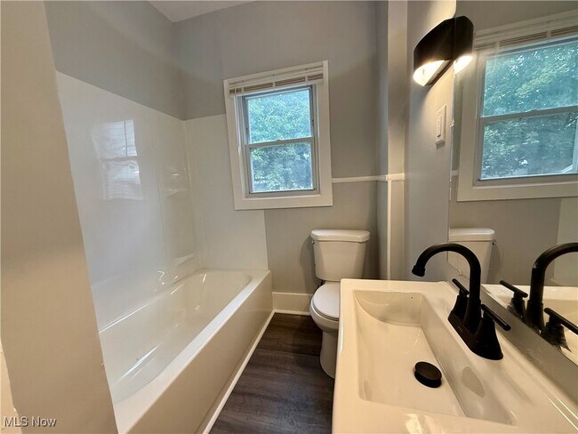 Building Photo - 810 Thayer St