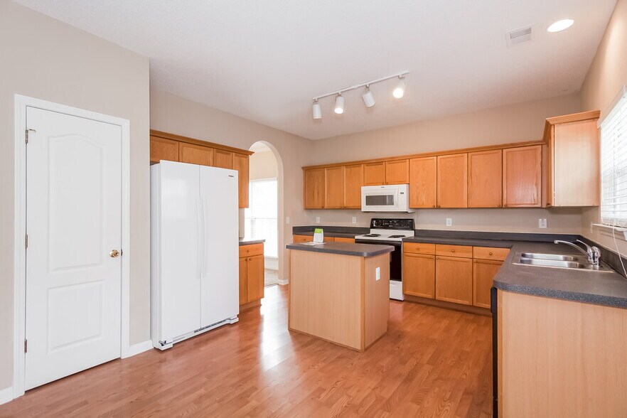 Building Photo - 6839 Brachnell View Dr