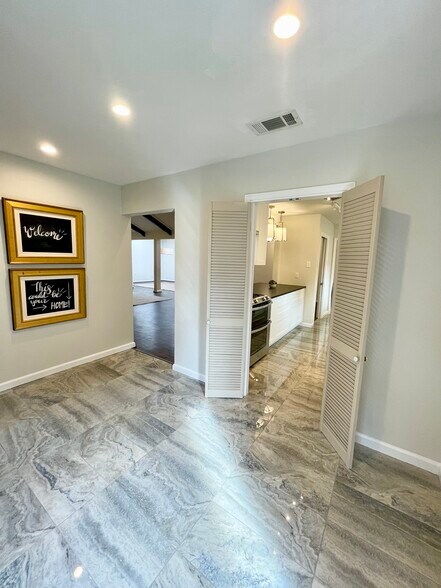Building Photo - 10654 Sandpiper Ln