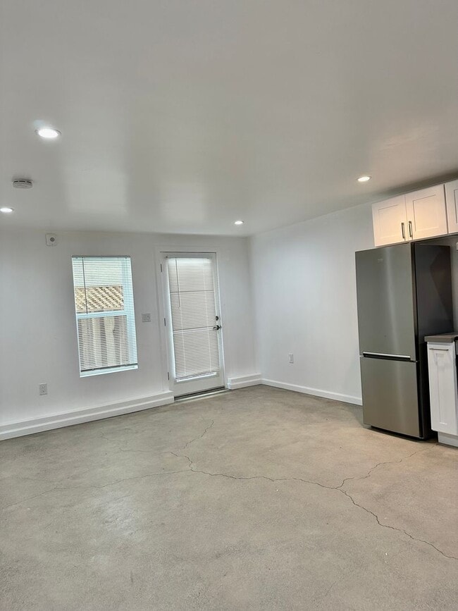 Interior Photo - 3201 Beaumont Ave.