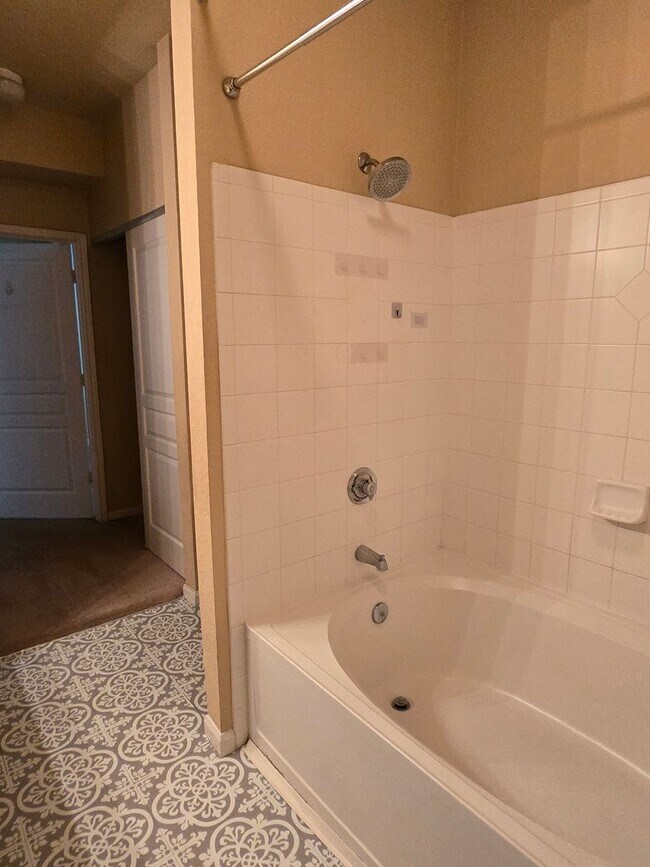 Building Photo - Oxford Place! New Tampa Condo