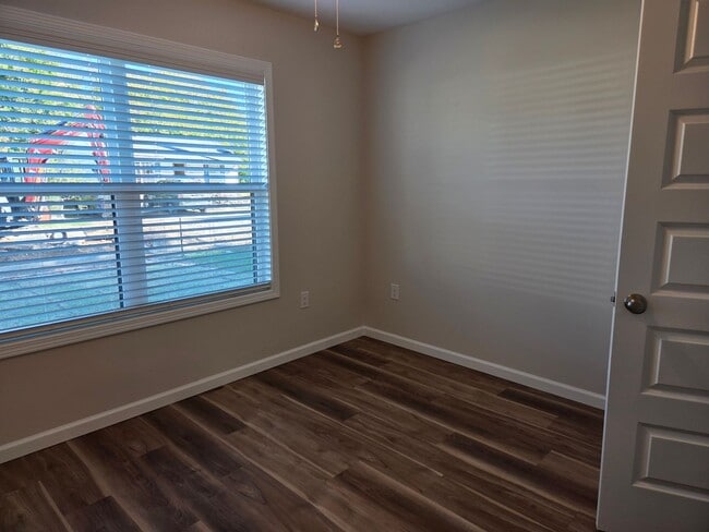 Building Photo - 3 Bed 2 bath home on corner lot