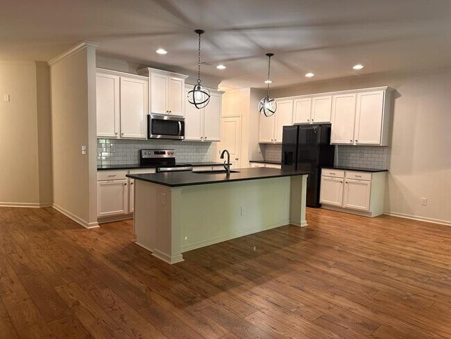 Building Photo - 5635 Parkview Ln