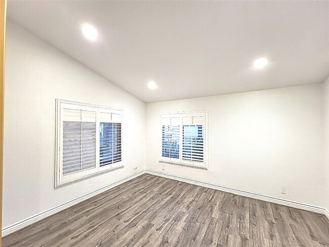 Building Photo - 28506 Barbosa