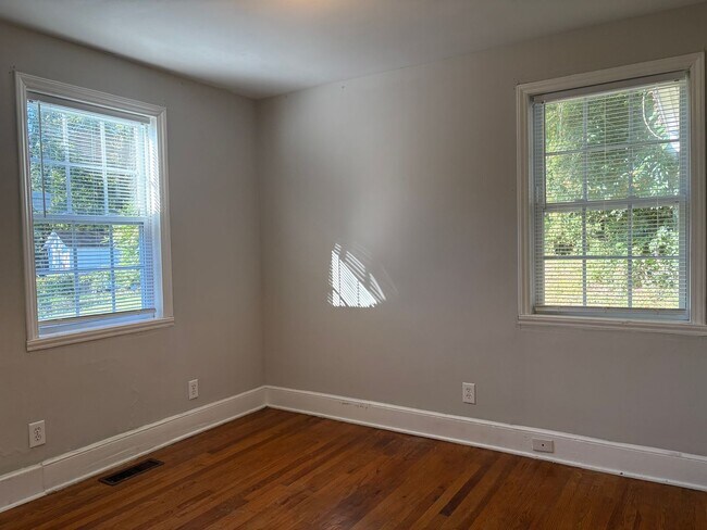 Building Photo - 4 Bedroom, 2 Bathroom House in Greensboro!
