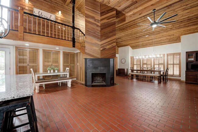 Building Photo - 1839 E Pleasantview Ln
