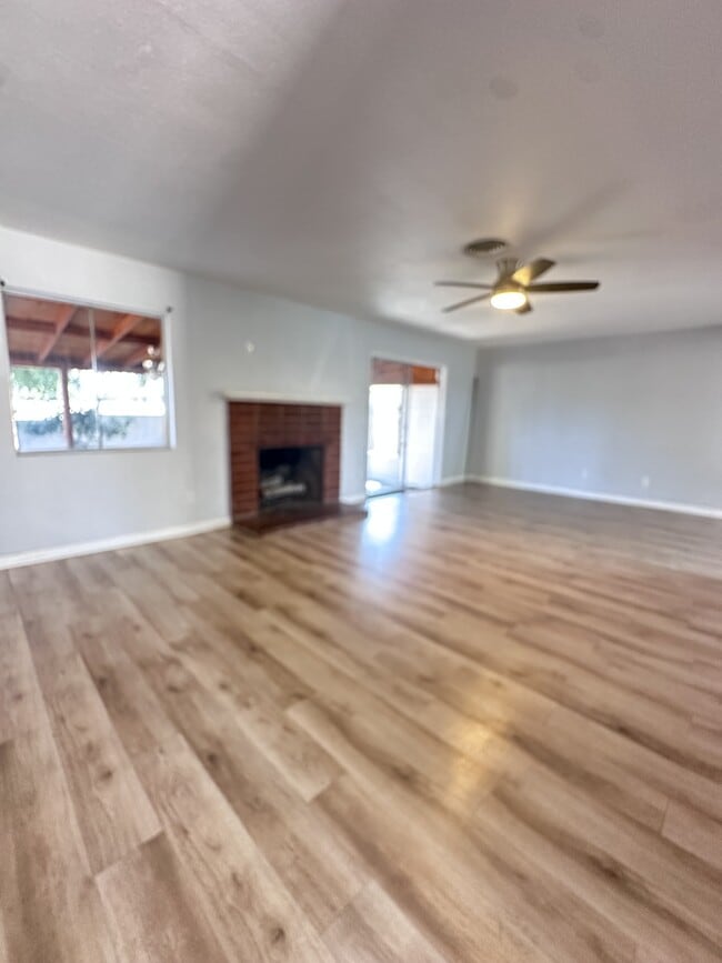 Building Photo - 1405 Skyline Dr