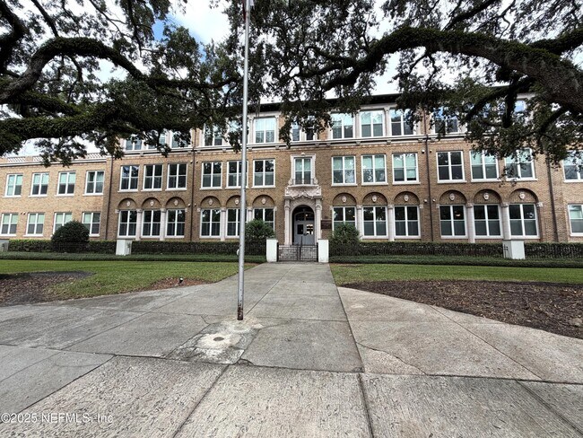 Primary Photo - 2525 College St