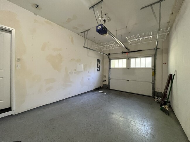 Building Photo - Beautifully Updated Bethany Townhome with Private Backyard and Modern Finishes