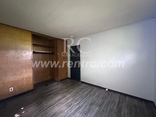 Building Photo - 605 Pixley-