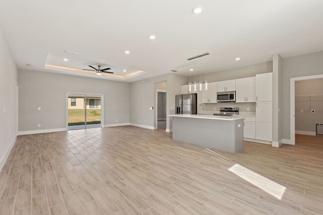 Building Photo - 123 Tulip Ln