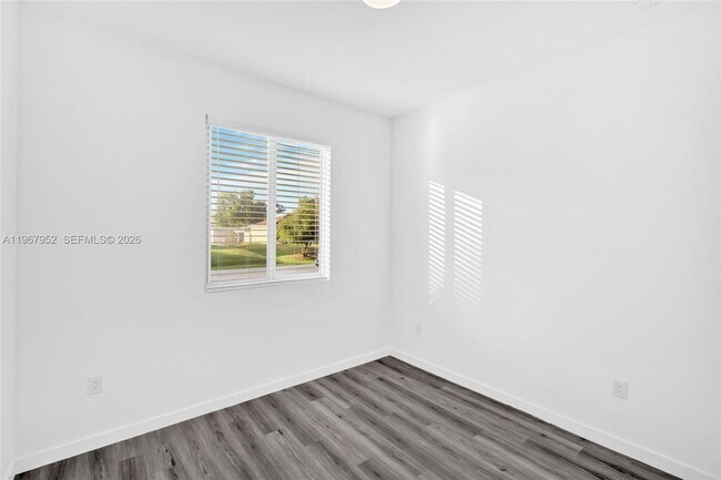 Building Photo - 719 Little Rock St E