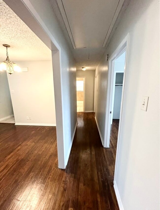 Building Photo - 2305 Kingsdale Dr