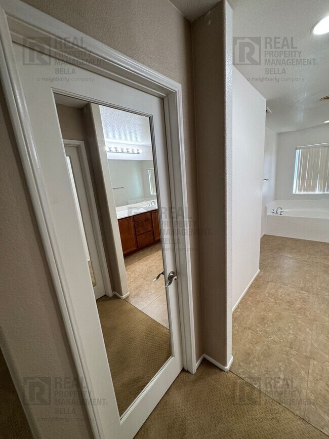 Building Photo - 756 Conlon Dr