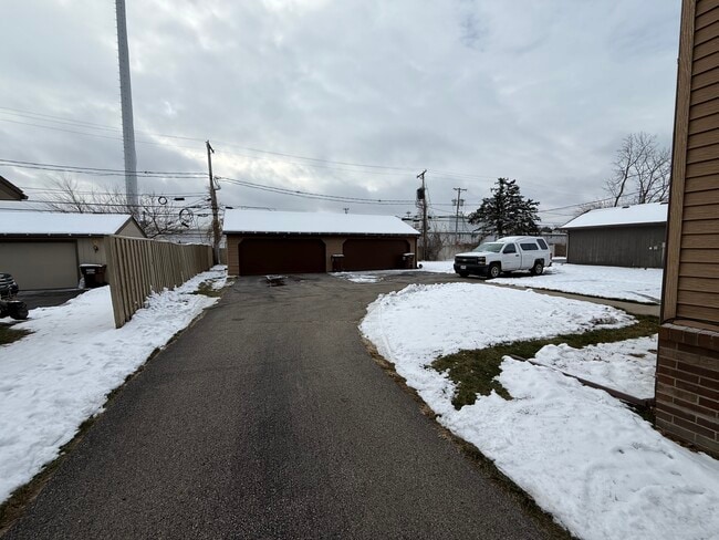 Building Photo - 6755 Woodlake Dr