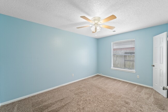 Building Photo - 3909 Greenwood Dr