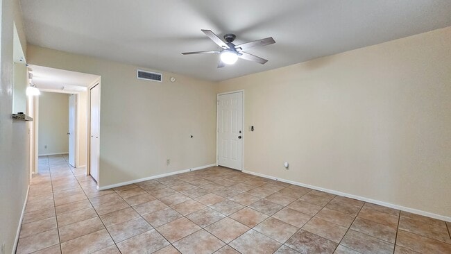 Building Photo - Awesome 2bd/2ba Condo close to Tempe Town Lake, ASU, Sky Harbor, Freeway Access and Light Rail.