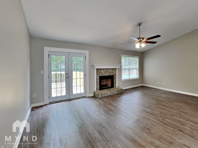 Building Photo - 425 Willow Ln