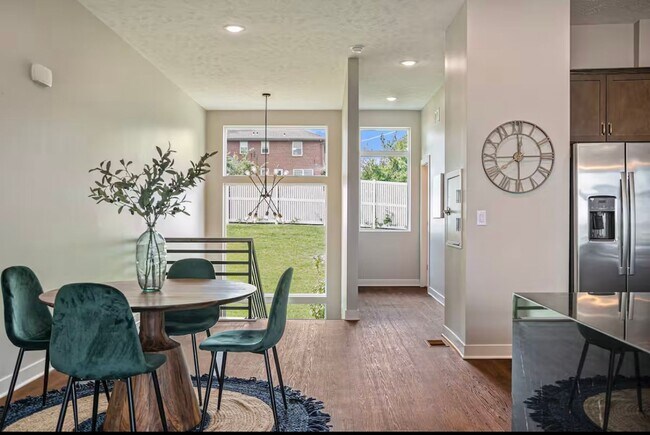 Building Photo - Fully Furnished 2 Master Suites | Luxe Tow...