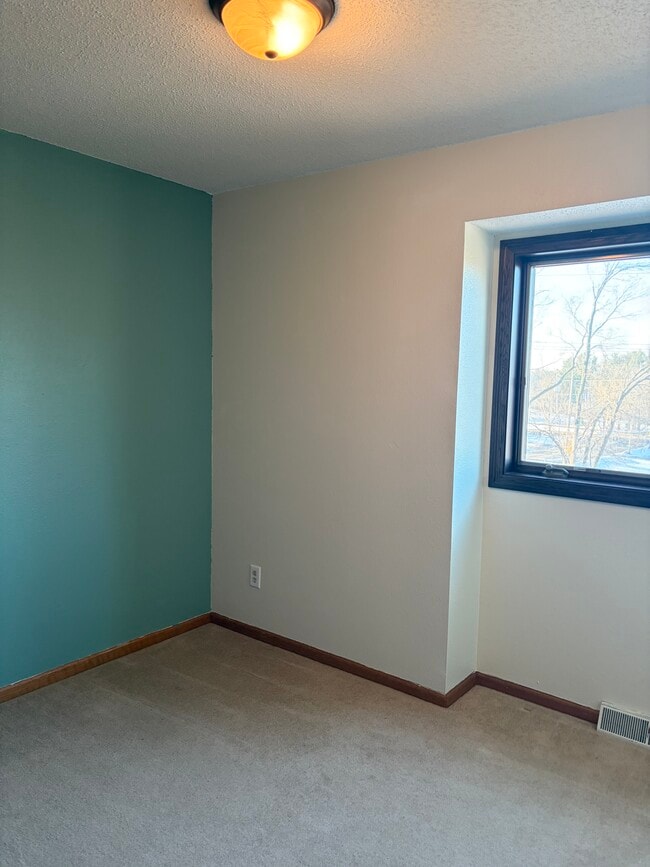 Building Photo - 1018 N Benton Dr