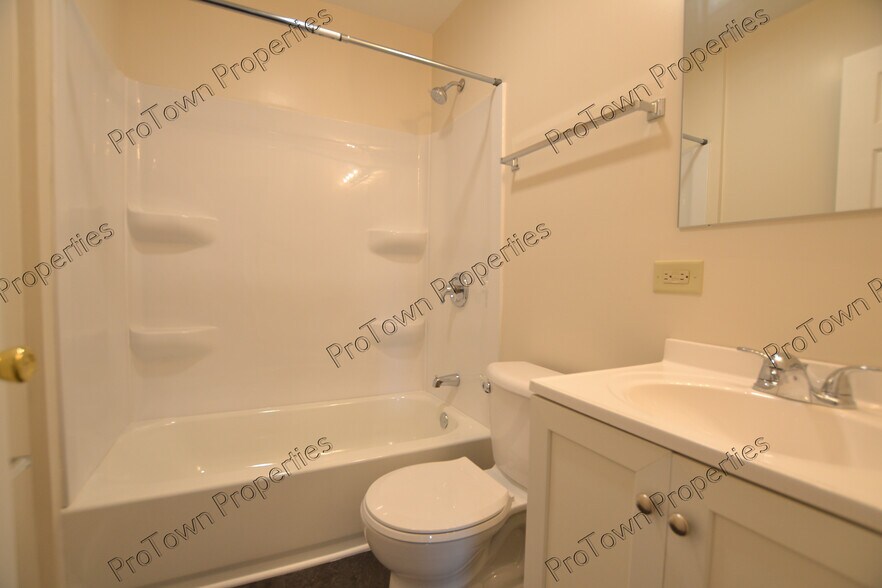 Building Photo - 11 E Zarley Blvd