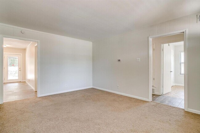 Building Photo - Amazing Home in Western Hills- 3 bed, 1.5 ...